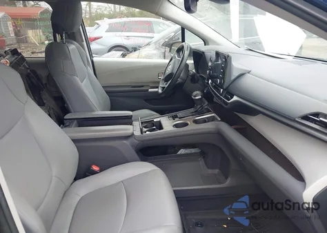 2021 Toyota Sienna Xle z USA, uszkodzony, nr VIN 5TDYRKEC5MS003826